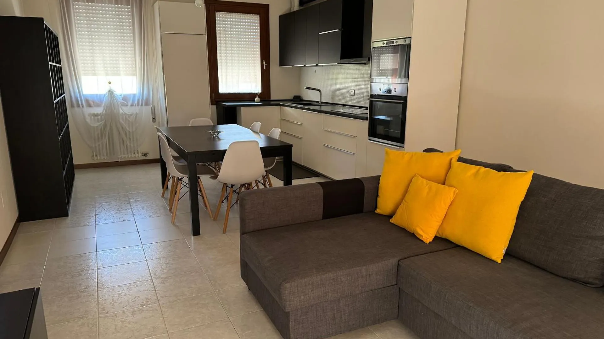Vittoria Apartment - Near Outlet Noventa di Piave 0*,  Italy